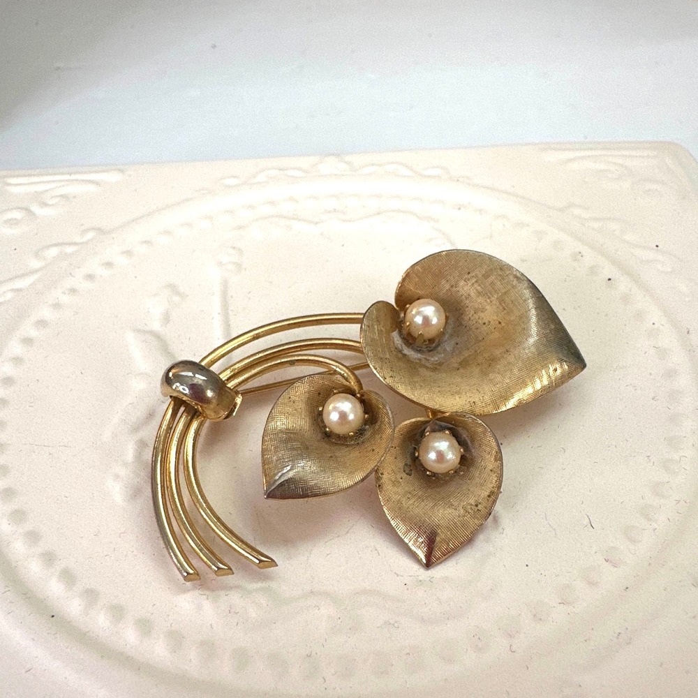 Vintage Gold Tone Cala Lily and Pearl Brooch